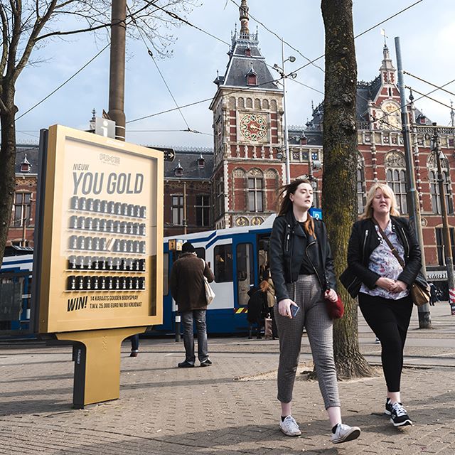 Axe ha presentato il suo Gold Fresh Body Spray nelle strade di Amsterdam con JCDecaux in Olanda.