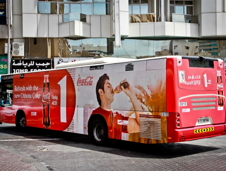 Pubblicità della Coca-Cola sul corpo dell'autobus