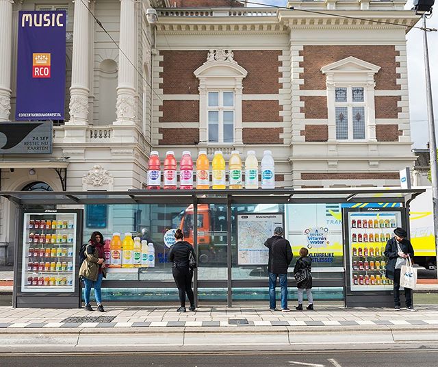 12. Sourcy Vitaminwater porta colori allegri in Olanda con tram e rifugi JCDecaux!