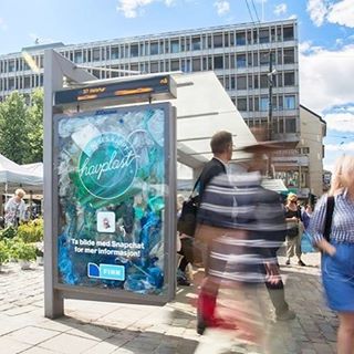 15. Un pannello di pensiline per autobus a Oslo è stato riempito di rifiuti di plastica per aumentare la consapevolezza dell'inquinamento plastico nell'oceano.