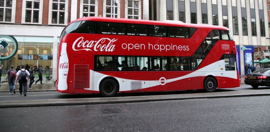 Pubblicità del corpo bus Coca-Cola