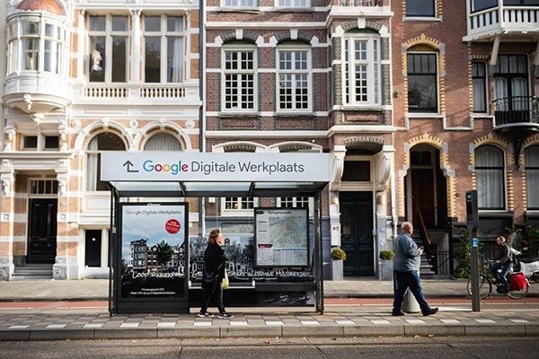 11. Questa pensilina conduce al traffico pedonale per il seminario digitale pop-up di Google ad Amsterdam.