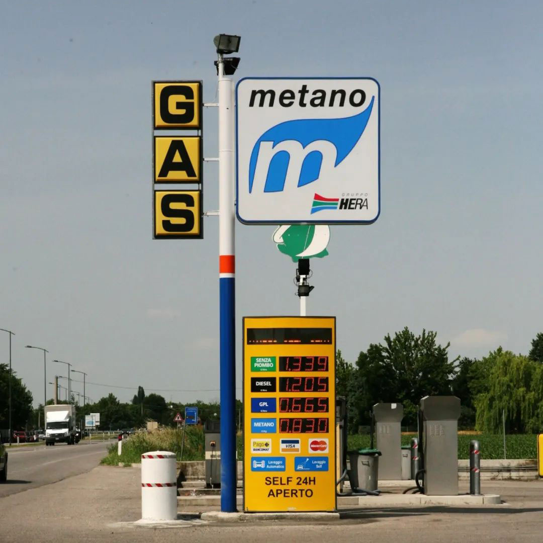 Segni dei prezzi del carburante della stazione di servizio