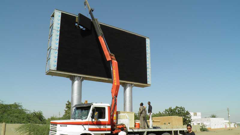 Installa esperto di struttura di cartelloni pubblicitari LED in Cina