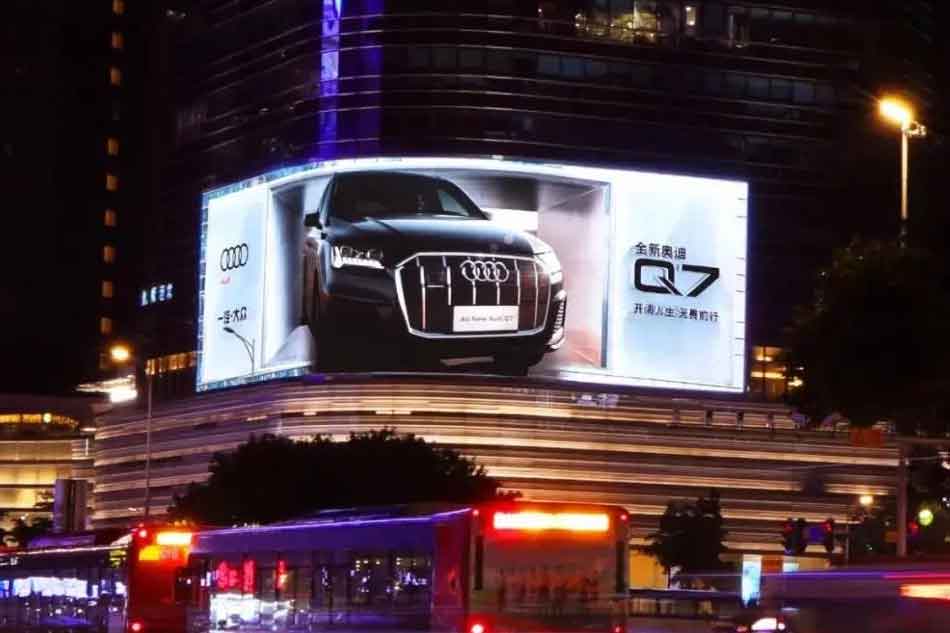 Schermo-LED-pubblicitario-esterno-per-Audi-Q7