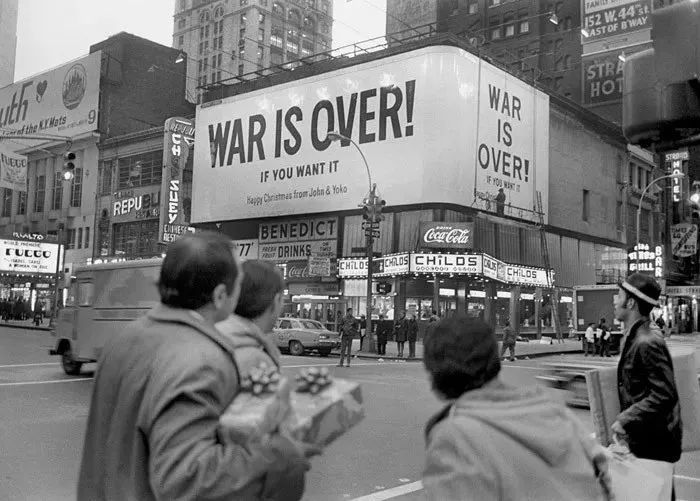 La guerra è sopra la pubblicità del cartellone all'aperto